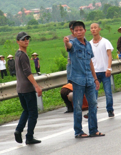 Những người này cấm không cho người dân quay phim, chụp ảnh Đại đức Thích Tâm Mẫn. (Ảnh: Thảo Lăng chụp tại Tiên Du, Bắc Ninh)
